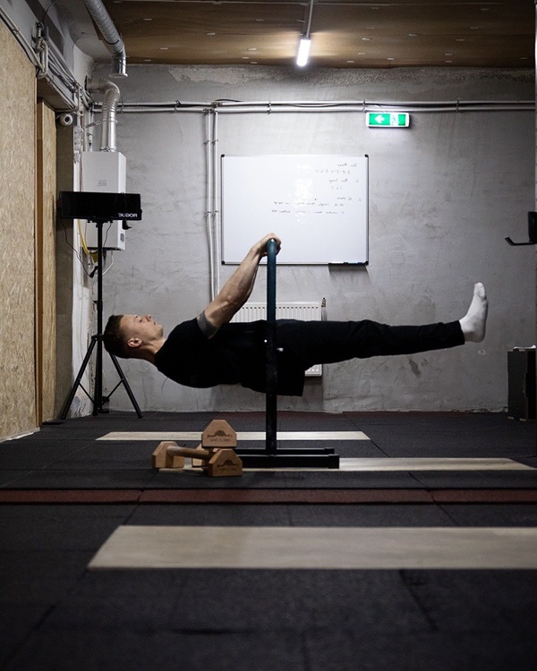 front lever in gym