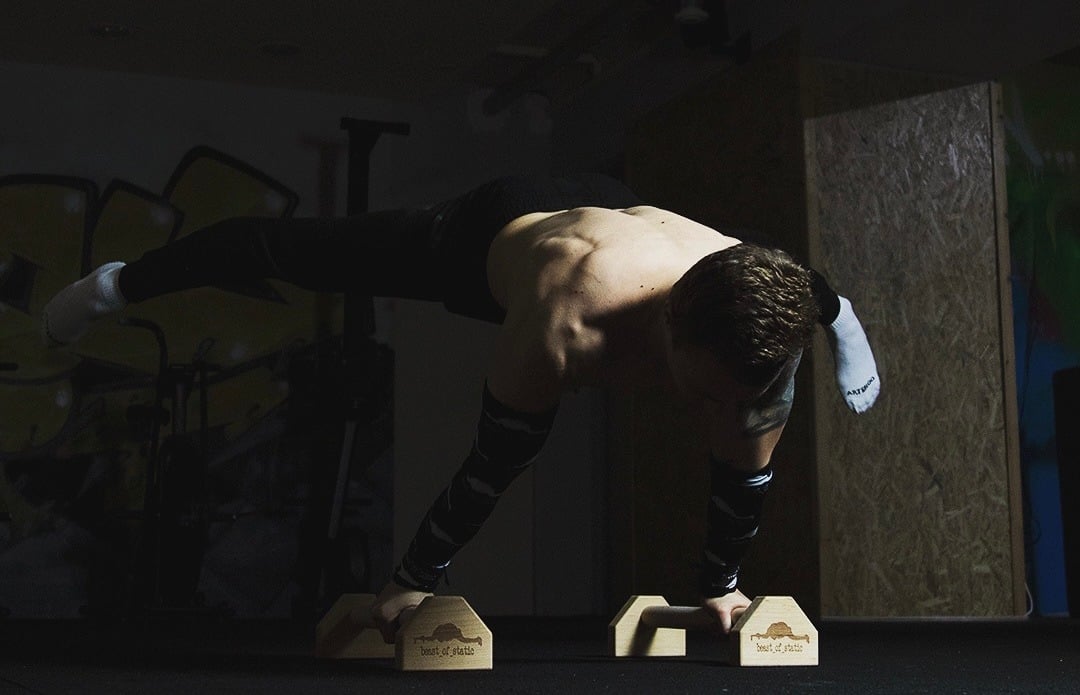 straddle planche
